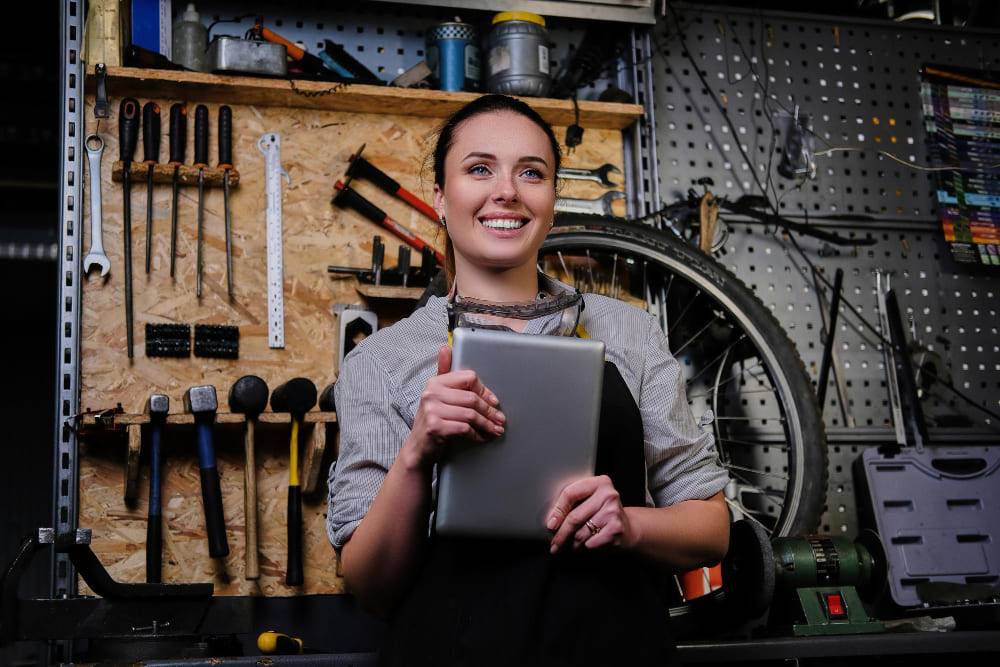 Empreendedora usando ferramentas tecnológicas para gerenciar seu negócio