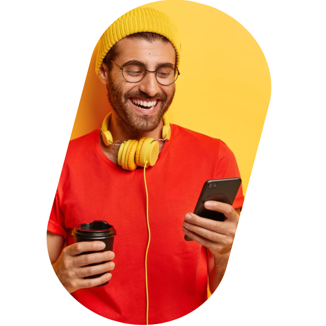 Pessoa publicando conteúdo em blog próprio com domínio personalizado e estrutura confiável