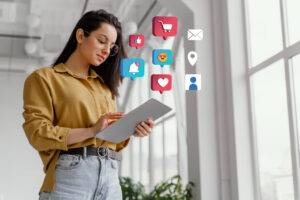 Empreendedora gerenciando seu negócio com ferramentas de marketing digital no computador